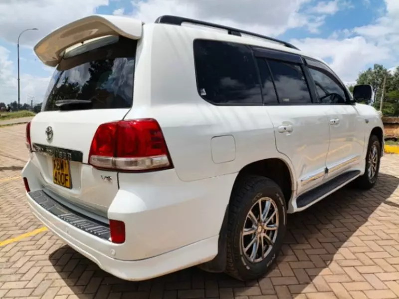 Toyota Landcruiser  V8   - 2011