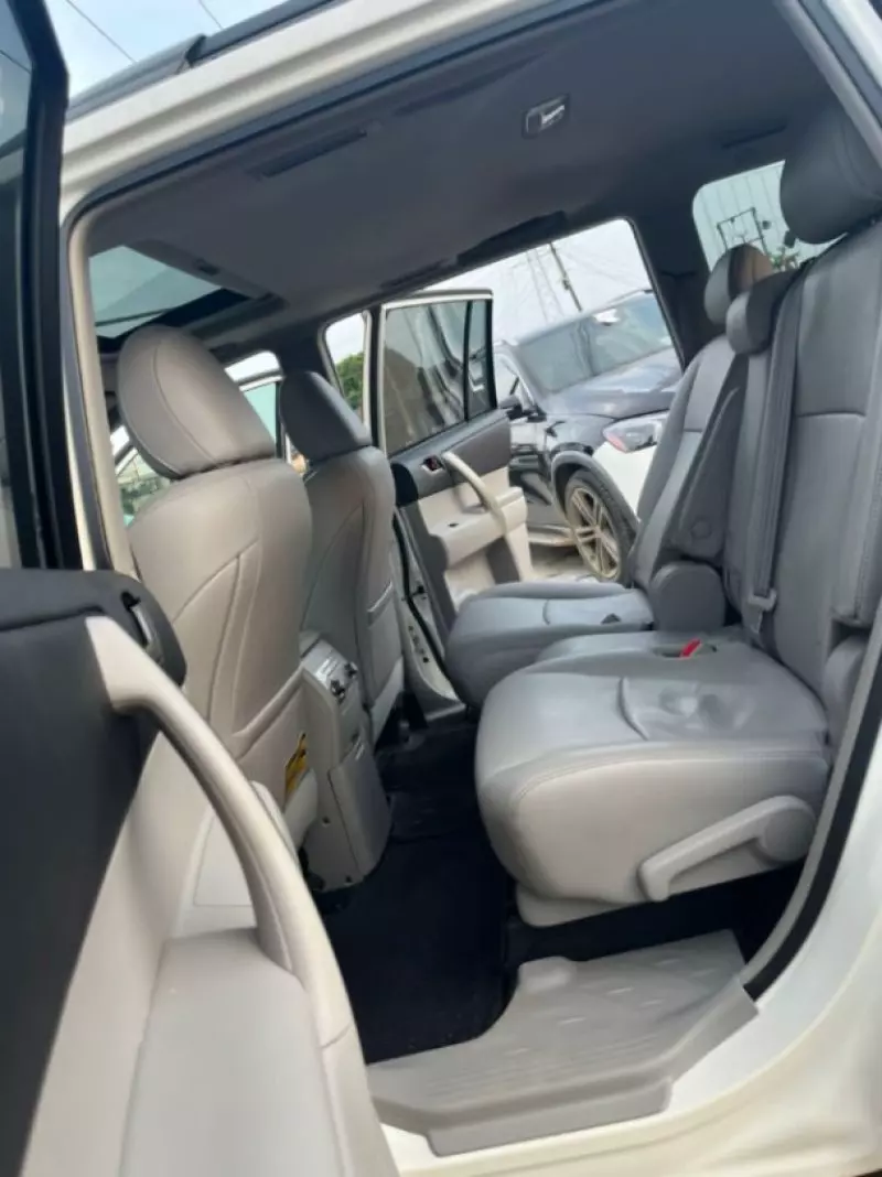 Toyota Highlander   - 2013