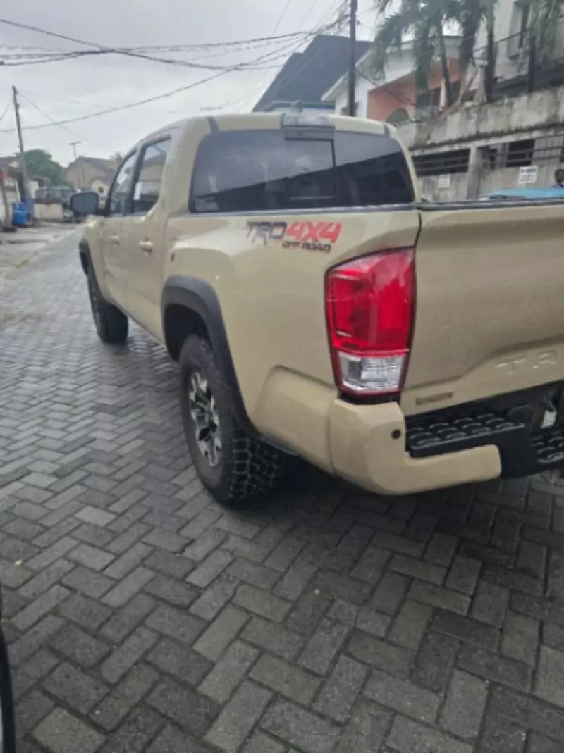 TOYOTA Tacoma   - 2018