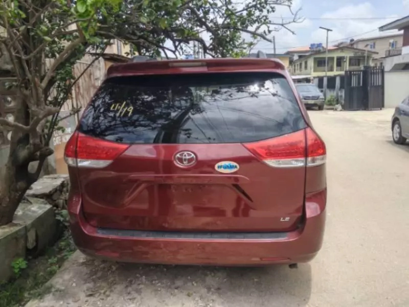 TOYOTA Sienna   - 2011