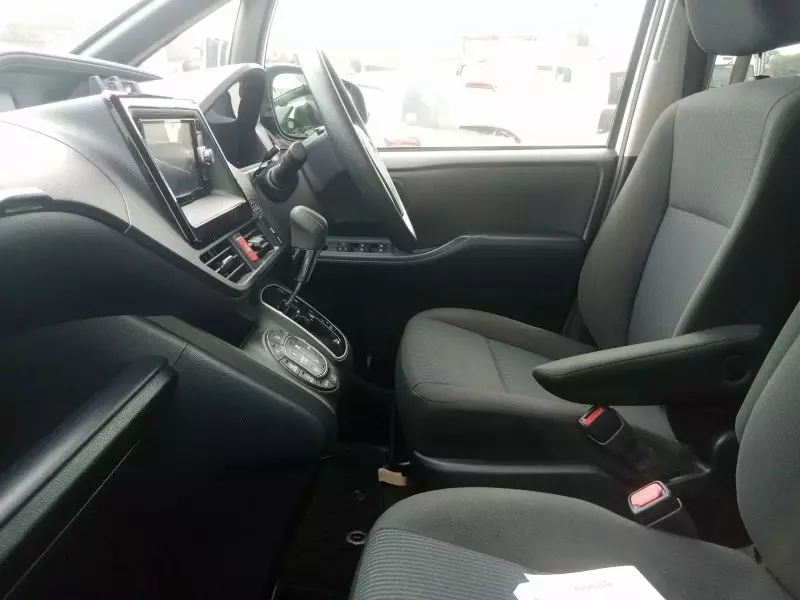 Toyota Noah   - 2016