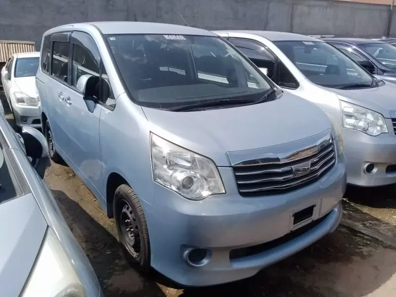Toyota Noah   - 2012
