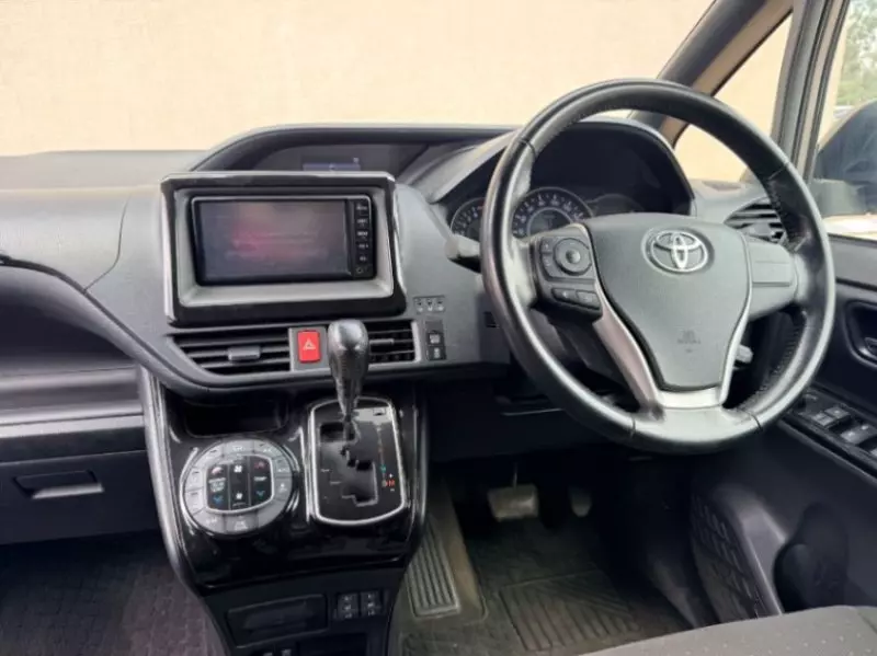 Toyota Voxy    - 2018