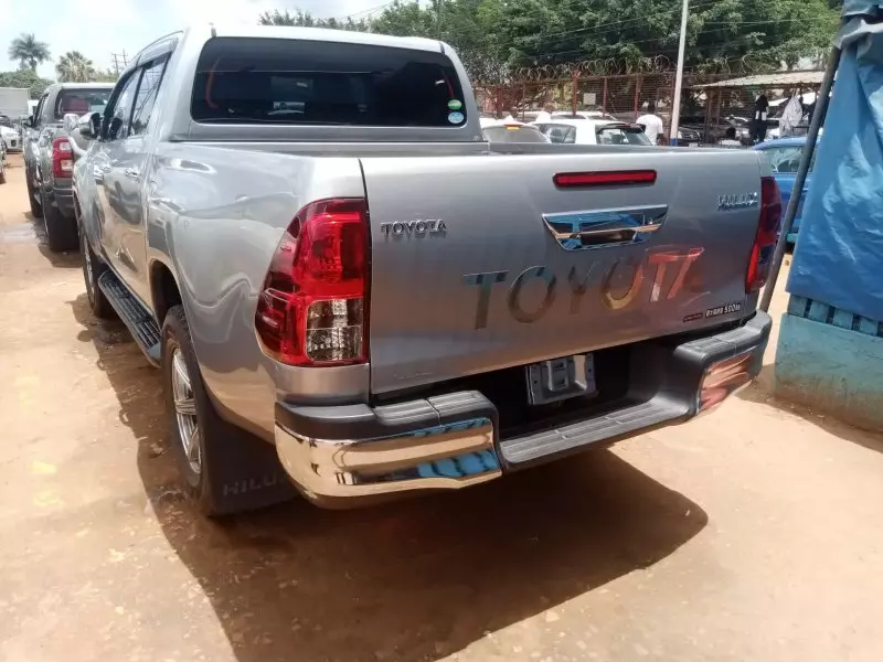 Toyota Hilux   - 2017
