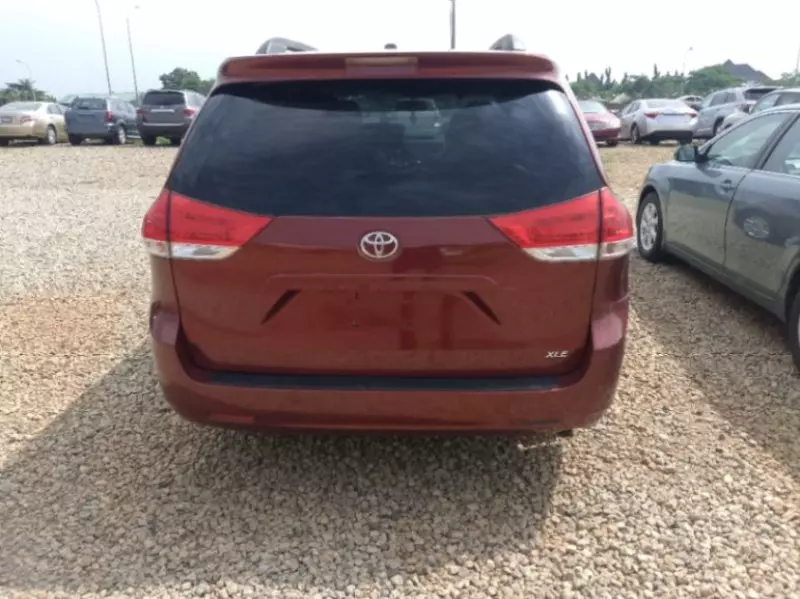 TOYOTA Sienna - 2011