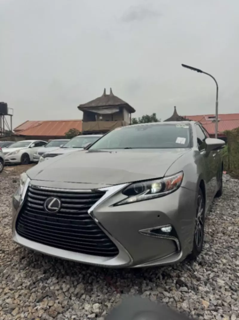 Lexus ES   - 2016
