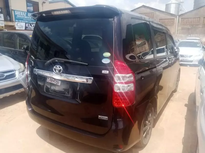 Toyota Noah   - 2012