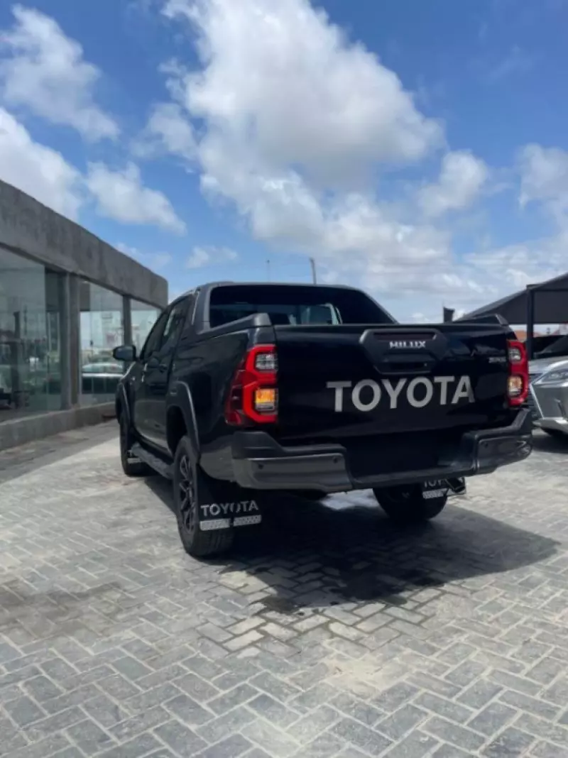 Toyota Hilux   - 2025