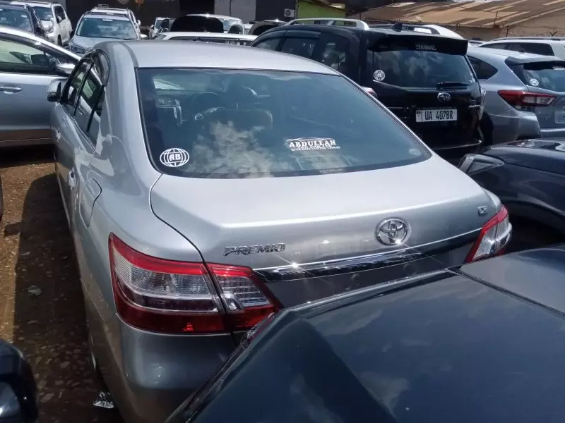 Toyota Premio    - 2012