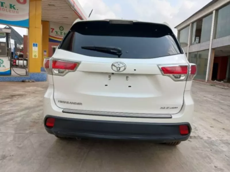 Toyota Highlander   - 2016