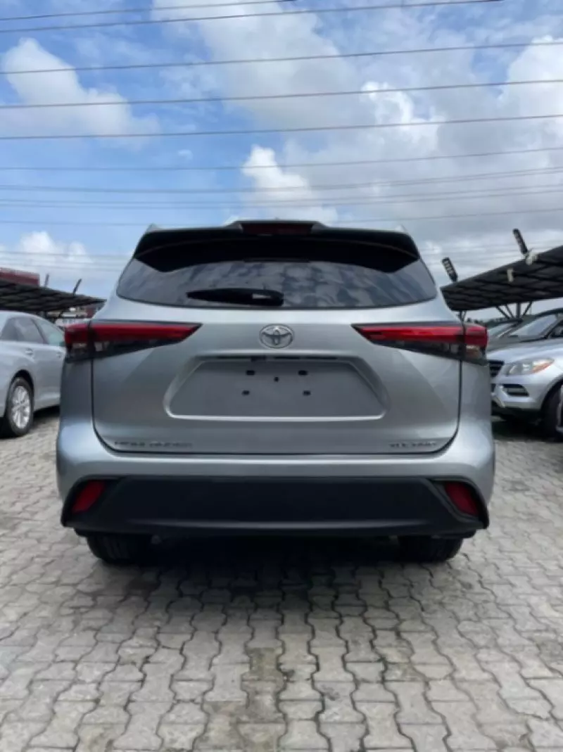 Toyota Highlander   - 2021