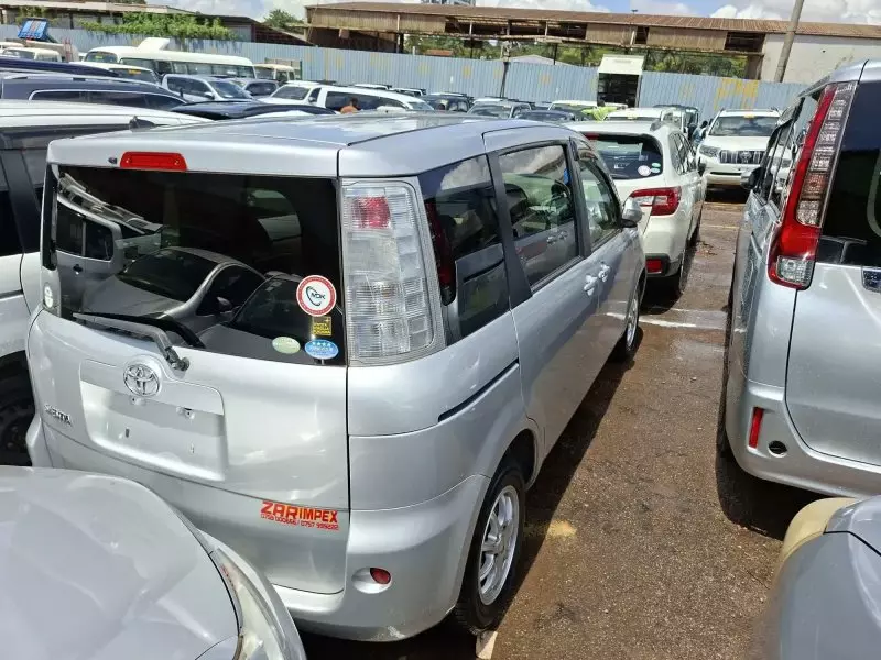 Toyota Sienta   - 2012