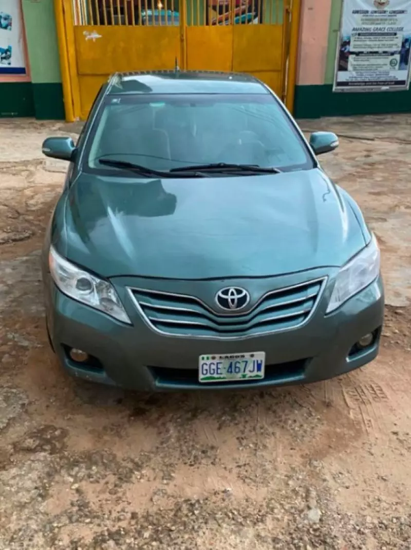 Toyota Camry   - 2011