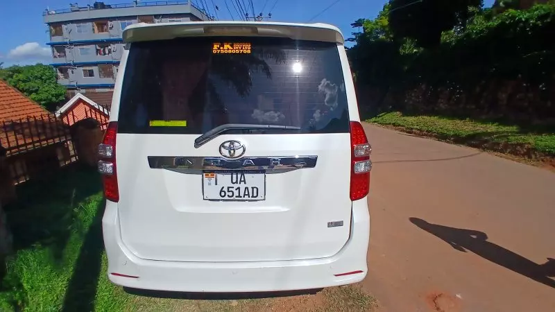 Toyota Noah - 2010