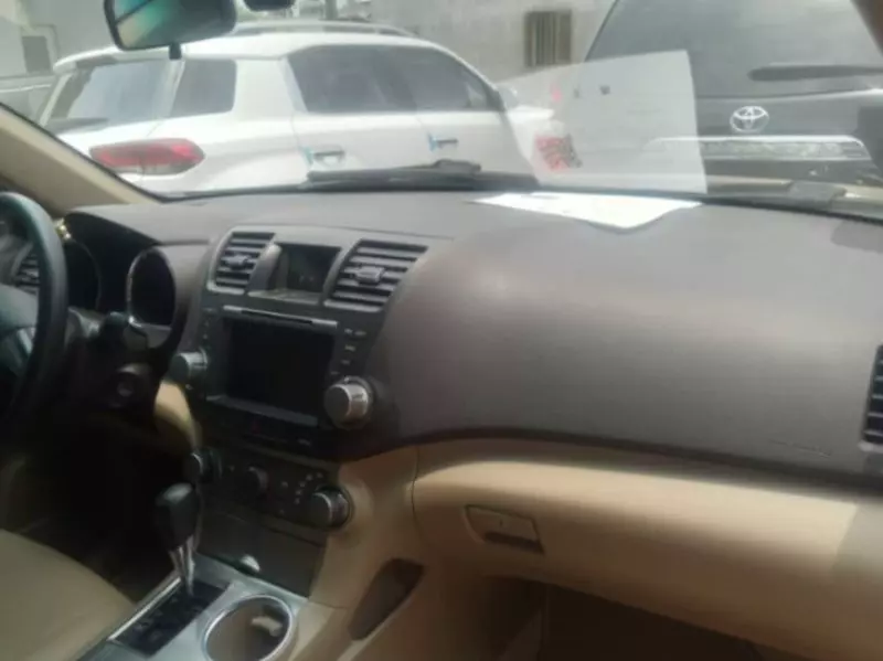 Toyota Highlander   - 2012