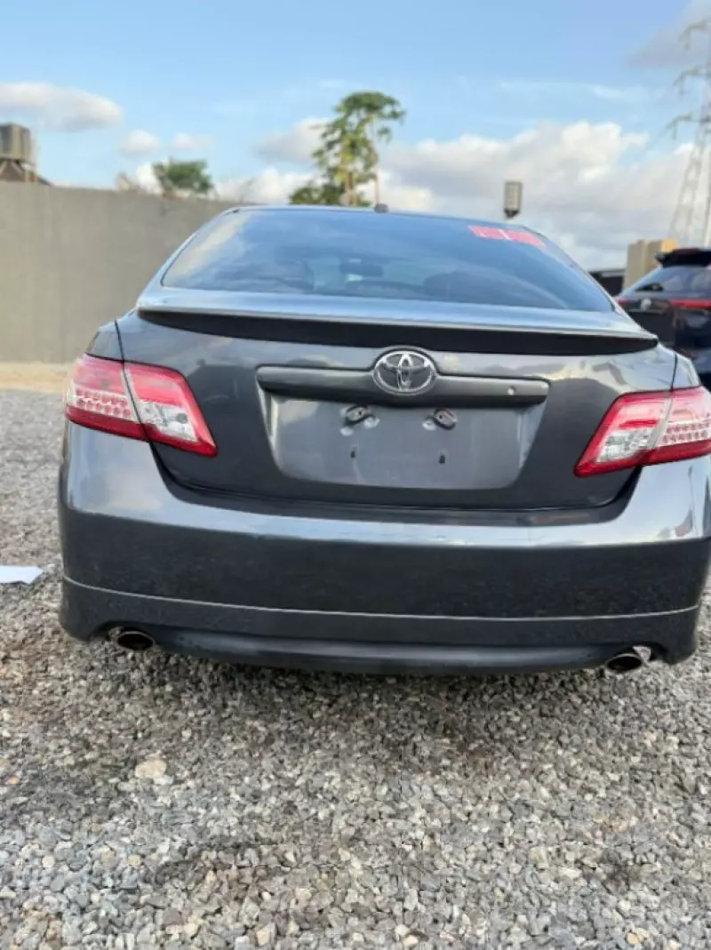Toyota Camry   - 2011