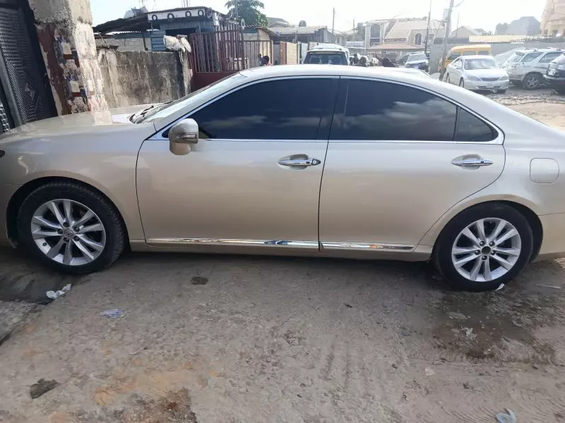 Lexus ES   - 2011