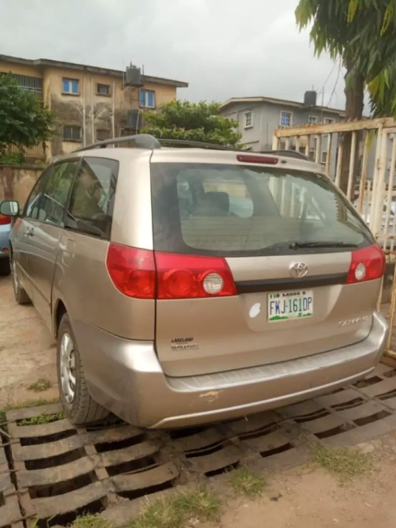 Toyota Sienna   - 2004