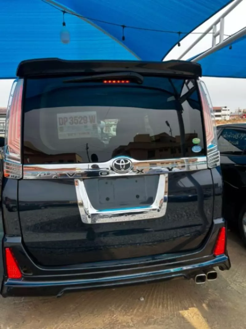 Toyota Voxy    - 2014