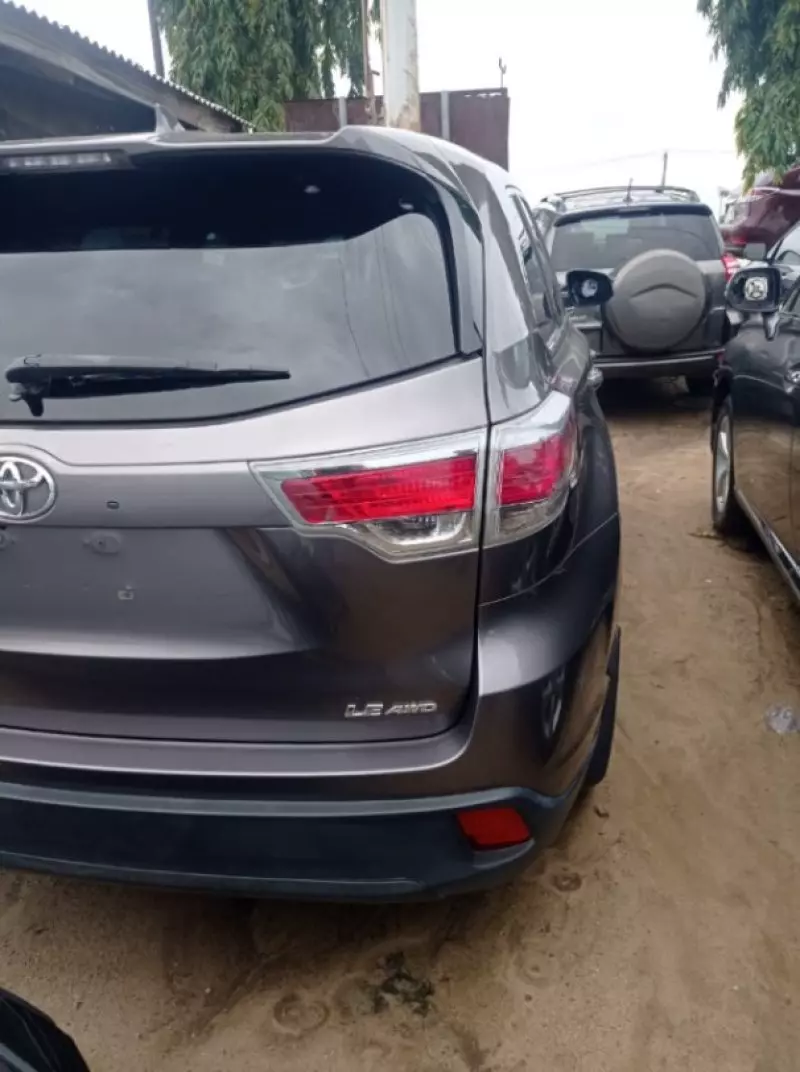 Toyota Highlander   - 2016