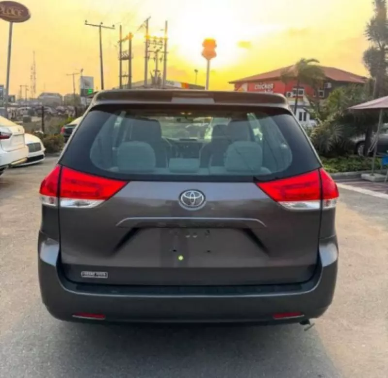 TOYOTA Sienna   - 2011
