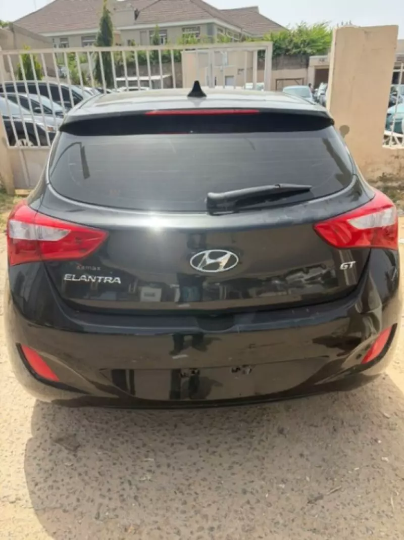Hyundai Elantra   - 2013