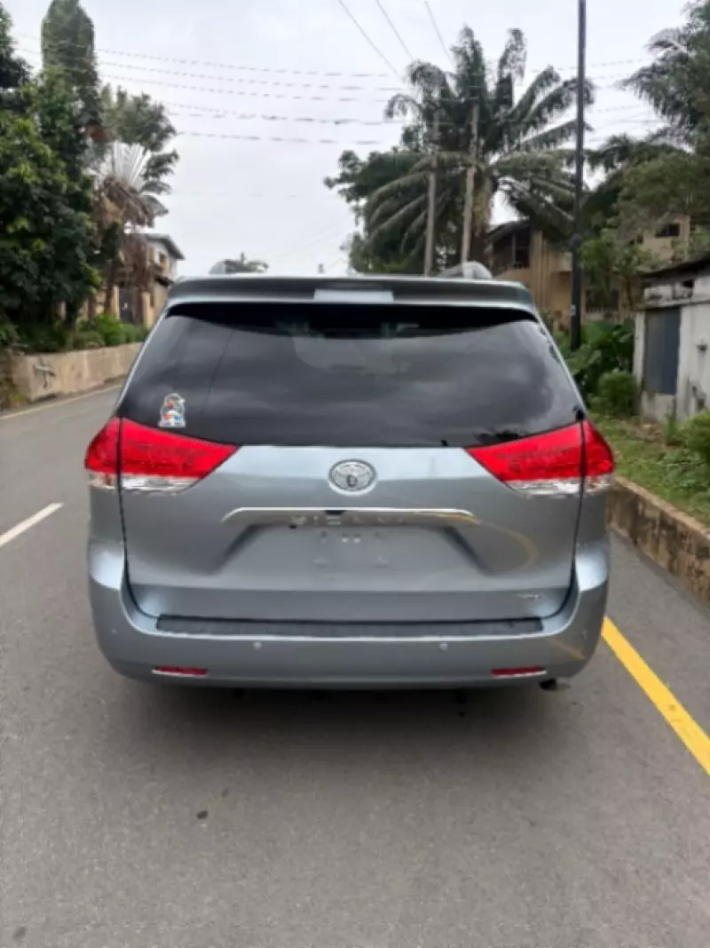 TOYOTA Sienna - 2012