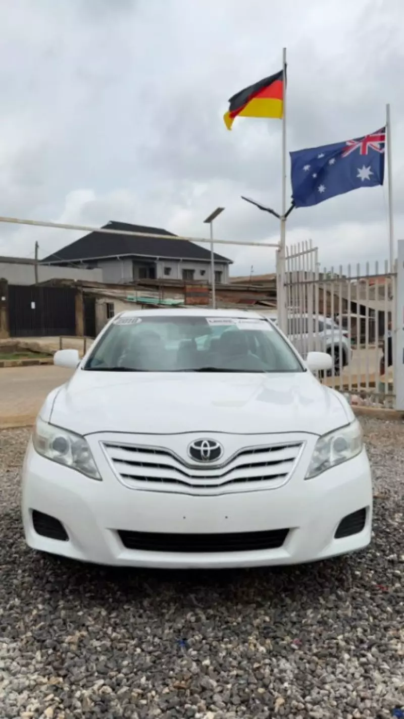 TOYOTA Camry - 2010