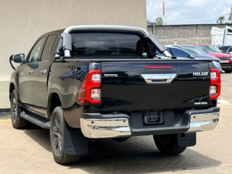 Toyota Hilux   - 2021