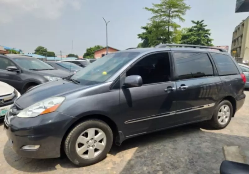 Toyota Sienna   - 2009