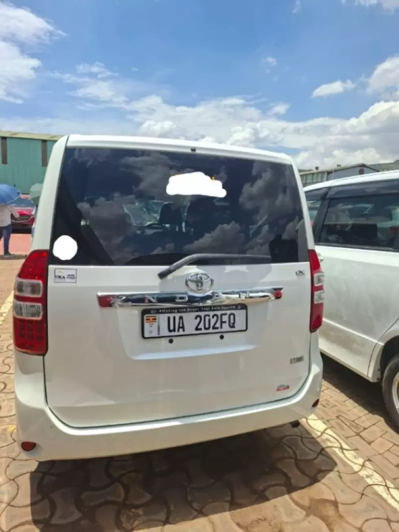 TOYOTA Noah   - 2011
