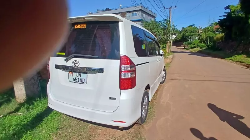 Toyota Noah - 2010
