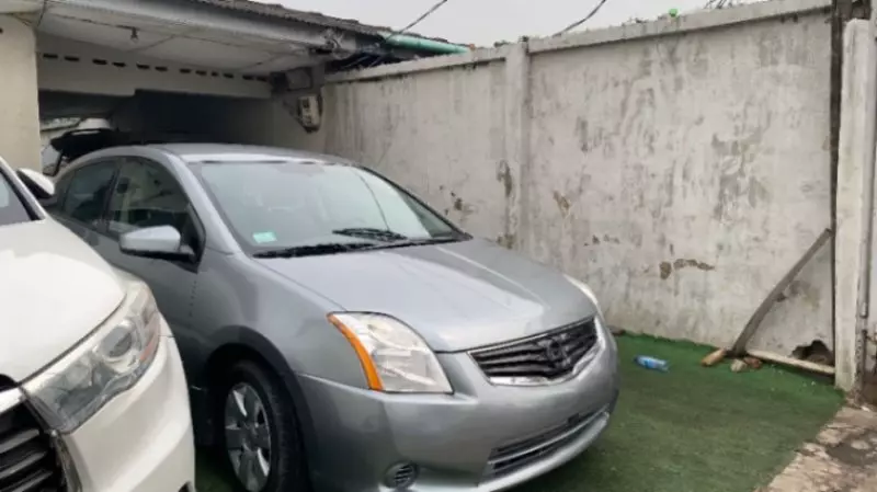 Nissan Sentra   - 2010
