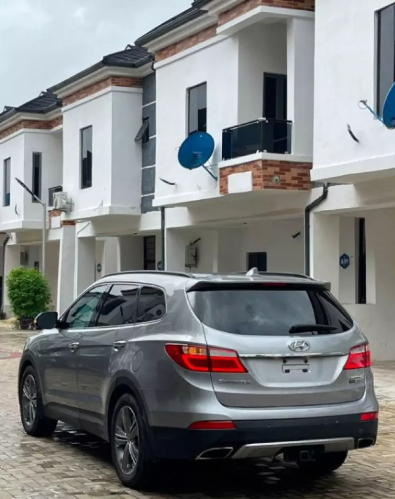 Hyundai Santa Fe   - 2015