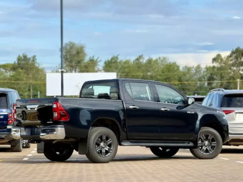 Toyota Hilux   - 2021