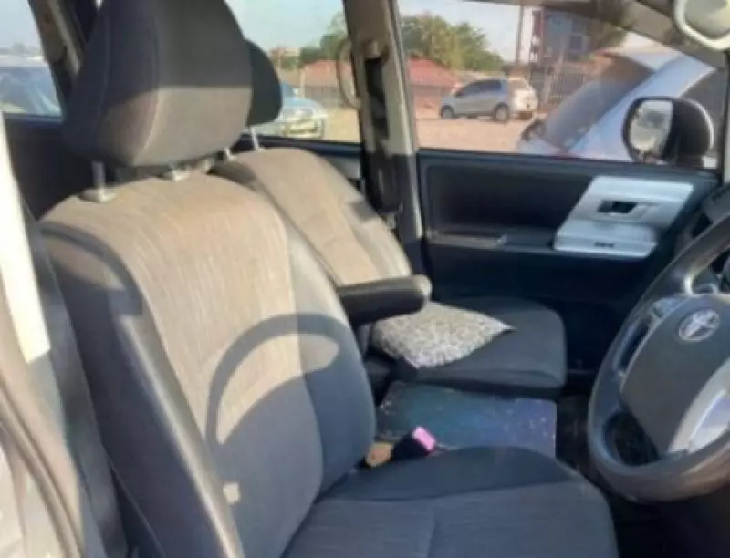 Toyota Noah   - 2010