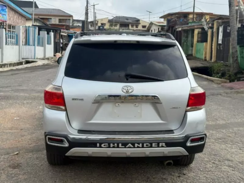 Toyota Highlander   - 2011