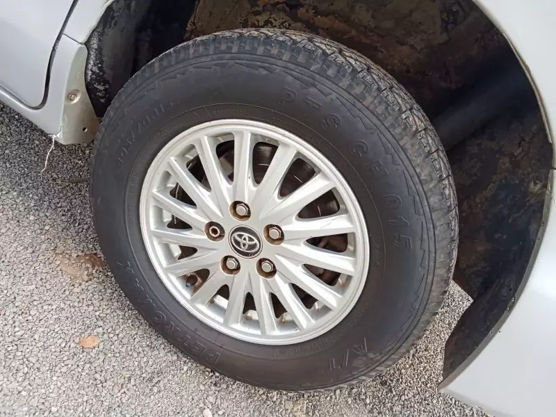 Toyota Noah Hybrid   - 2014