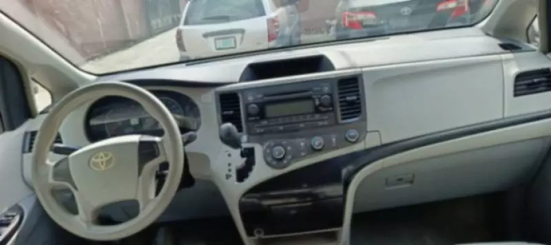 Toyota Sienna   - 2011