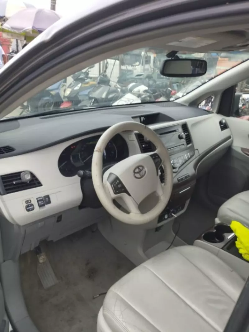 TOYOTA Sienna   - 2011