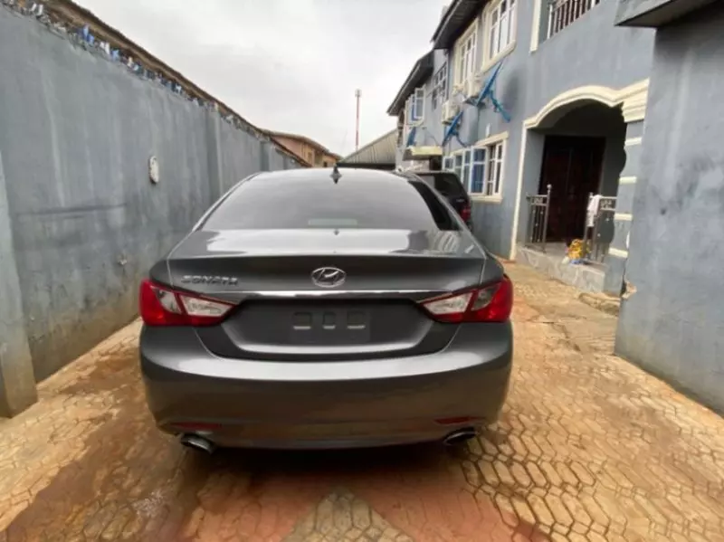 Hyundai Sonata   - 2011