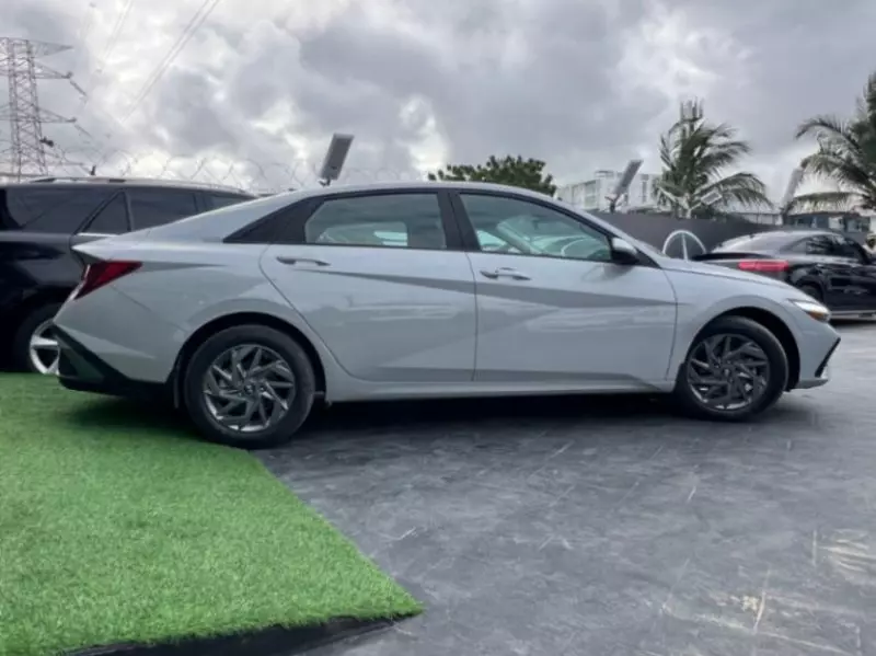 Hyundai Elantra - 2024