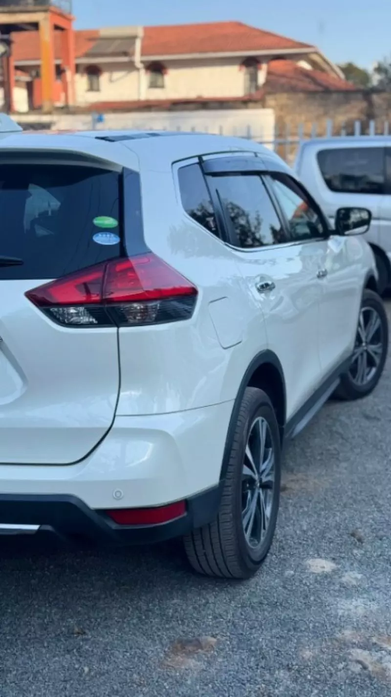 Nissan X-TRAIL    - 2018