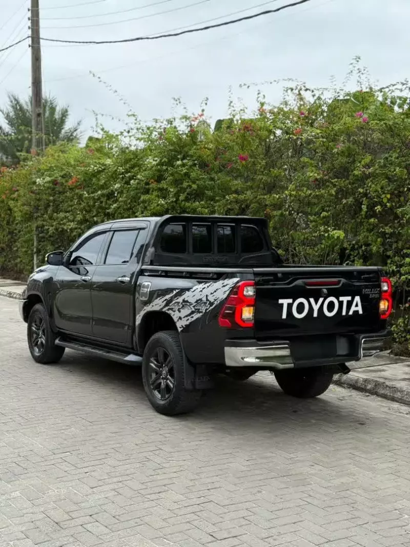 Toyota Hilux   - 2022