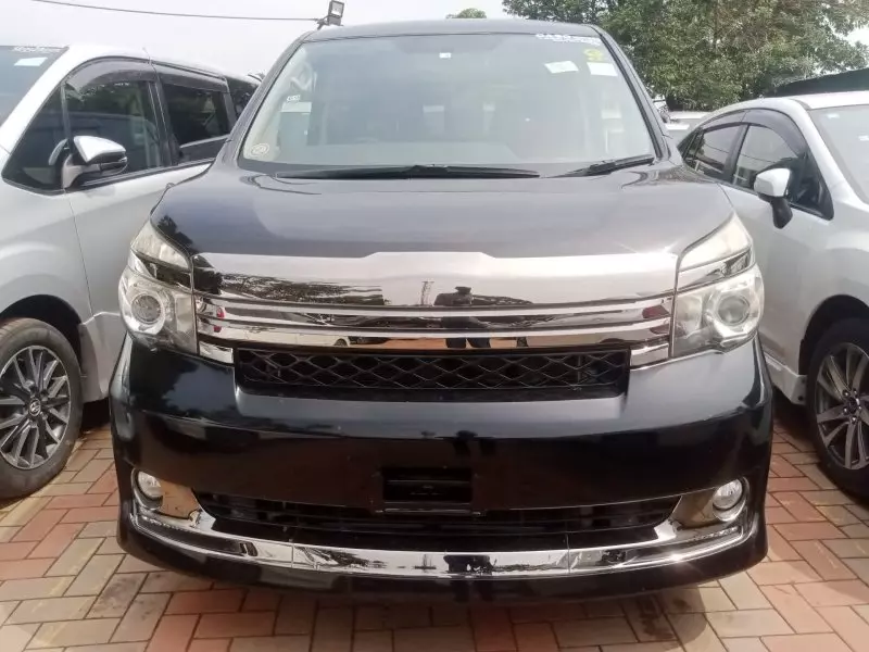 Toyota Noah   - 2013