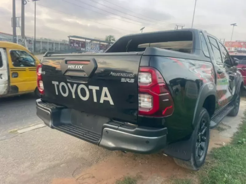 TOYOTA Hilux   - 2025
