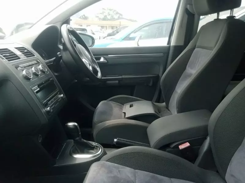 Volkswagen Touran   - 2012