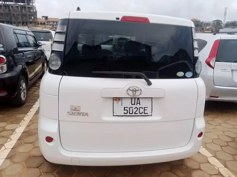 Toyota Sienta   - 2010