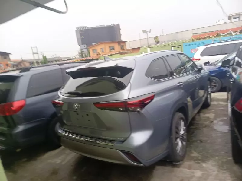Toyota Highlander   - 2021