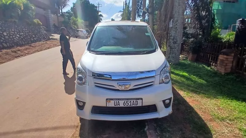 Toyota Noah - 2010